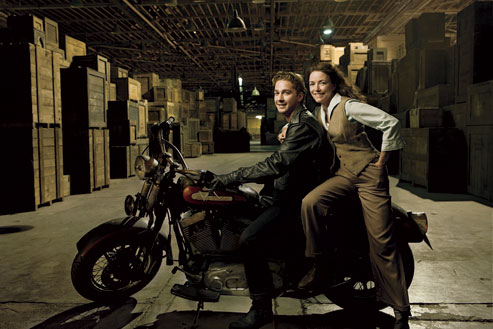 Shia LaBeouf con Karen Allen en Indiana Jones y el Reino de la Calavera de Cristal